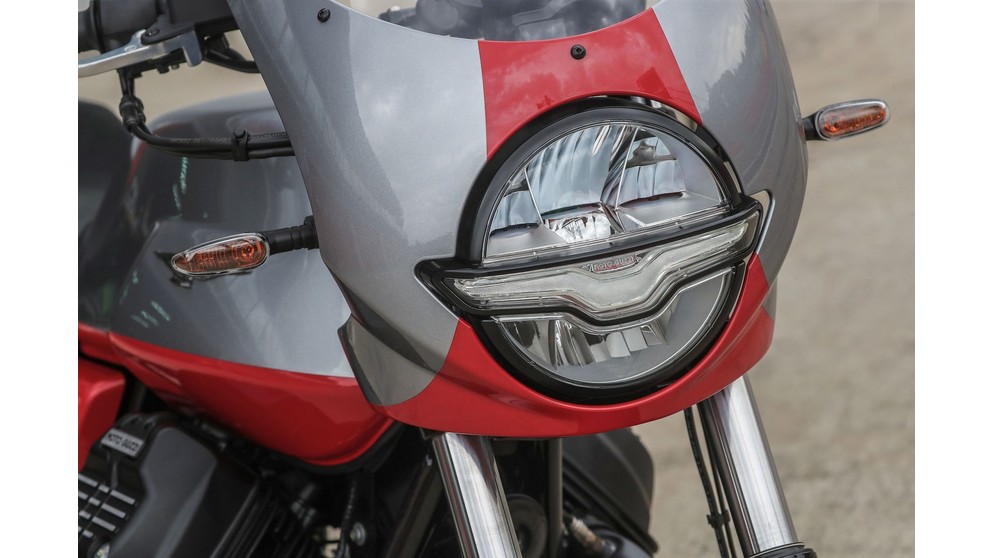Moto Guzzi V7 Stone Corsa - Image 17