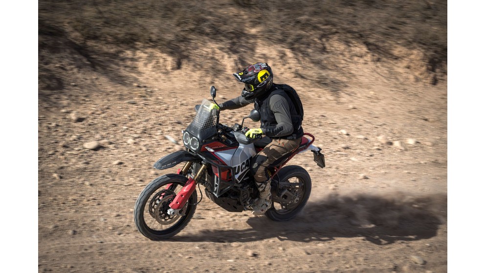 Ducati DesertX Rally - Imagem 16