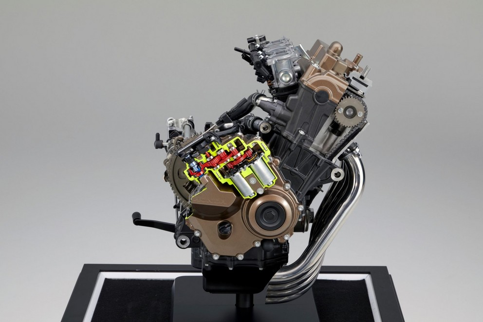 Test elektroničke spojke Honda CBR650R 2024

Honda je nedavno predstavila novi model CBR650R za 2024. godinu, koji uključuje inovativnu elektroničku spojku, poznatu kao E-Clutch. Ova tehnologija omogućuje vozačima glatko i efikasno mijenjanje brzina bez potrebe za ručnim kvačilom, što znatno poboljšava iskustvo vožnje.

E-Clutch sustav automatski regulira pritisak na kvačilo, omogućavajući preciznije i brže mijenjanje brzina. Ovo je posebno korisno pri visokim brzinama ili tijekom agresivne vožnje, gdje tradicionalno kvačilo može biti teško za upravljanje.

Testiranje ovog modela pokazalo je da E-Clutch ne samo da olakšava upravljanje motociklom, već i smanjuje umor vozača, što je izuzetno važno na dugim putovanjima ili u intenzivnim voznim uvjetima. Također, sustav pomaže u smanjenju trošenja mehaničkih dijelova, što može doprinijeti dužem vijeku trajanja motocikla.

Honda CBR650R s elektroničkom spojkom predstavlja značajan korak naprijed u tehnologiji motocikala i sigurno će privući mnoge ljubitelje brzine i tehnologije. Očekuje se da će ovaj model postati popularan izbor među vozačima koji traže visokoučinkovit, ali jednostavan za upravljanje motocikl. - Slika 20