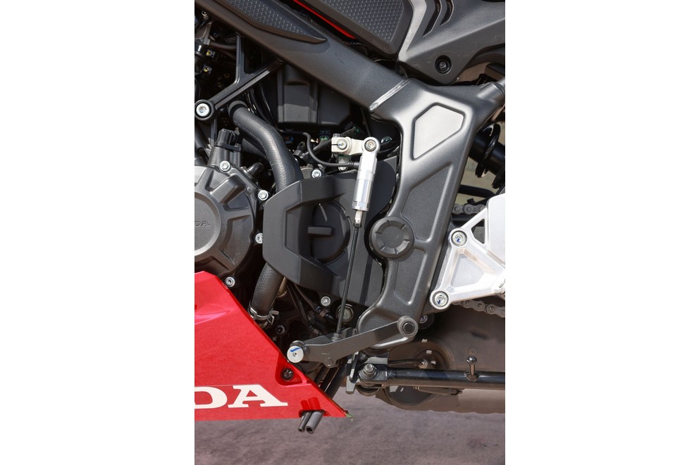 Test elektronske kvačila Honda CBR650R 2024

Honda je nedavno predstavila novu verziju svog popularnog motocikla CBR650R, koji sada dolazi sa elektronskim kvačilom, poznatim kao E-Clutch. Ova inovacija obećava da će olakšati vožnju omogućavajući vozačima da menjaju brzine bez potrebe za ručnim korišćenjem kvačila. 

Elektronsko kvačilo funkcioniše tako što automatski reguliše pritisak potreban za aktiviranje kvačila, što omogućava glatke promene brzina bez prekida u isporuci snage. Ovo je posebno korisno pri vožnji u gradu, gde česte promene brzina mogu biti naporne i otežavaju koncentraciju na saobraćaj.

Testiranje ovog sistema pokazalo je da E-Clutch ne samo da olakšava upravljanje motociklom, već i povećava sigurnost vožnje. Vozači mogu da se fokusiraju na okolinu bez brige o mehaničkim aspektima vožnje, što je posebno važno za manje iskusne vozače.

Honda CBR650R sa elektronskim kvačilom biće dostupna na tržištu od 2024. godine i očekuje se da će privući veliki broj kupaca, kako iskusnih tako i onih koji tek ulaze u svet motociklizma. Ovaj model predstavlja značajan korak napred u tehnologiji motocikala i potencijalno postavlja nove standarde u industriji. - Слика 32