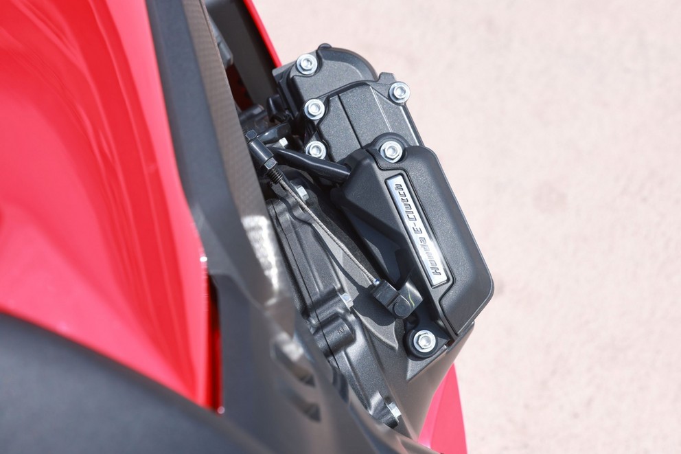 Test elektroničke spojke Honda CBR650R 2024

Honda je nedavno predstavila novi model CBR650R za 2024. godinu, koji uključuje inovativnu elektroničku spojku, poznatu kao E-Clutch. Ova tehnologija omogućuje vozačima glatko i efikasno mijenjanje brzina bez potrebe za ručnim kvačilom, što znatno poboljšava iskustvo vožnje.

E-Clutch sustav automatski regulira pritisak na kvačilo, omogućavajući preciznije i brže mijenjanje brzina. Ovo je posebno korisno pri visokim brzinama ili tijekom agresivne vožnje, gdje tradicionalno kvačilo može biti teško za upravljanje.

Testiranje ovog modela pokazalo je da E-Clutch ne samo da olakšava upravljanje motociklom, već i smanjuje umor vozača, što je izuzetno važno na dugim putovanjima ili u intenzivnim voznim uvjetima. Također, sustav pomaže u smanjenju trošenja mehaničkih dijelova, što može doprinijeti dužem vijeku trajanja motocikla.

Honda CBR650R s elektroničkom spojkom predstavlja značajan korak naprijed u tehnologiji motocikala i sigurno će privući mnoge ljubitelje brzine i tehnologije. Očekuje se da će ovaj model postati popularan izbor među vozačima koji traže visokoučinkovit, ali jednostavan za upravljanje motocikl. - Slika 24