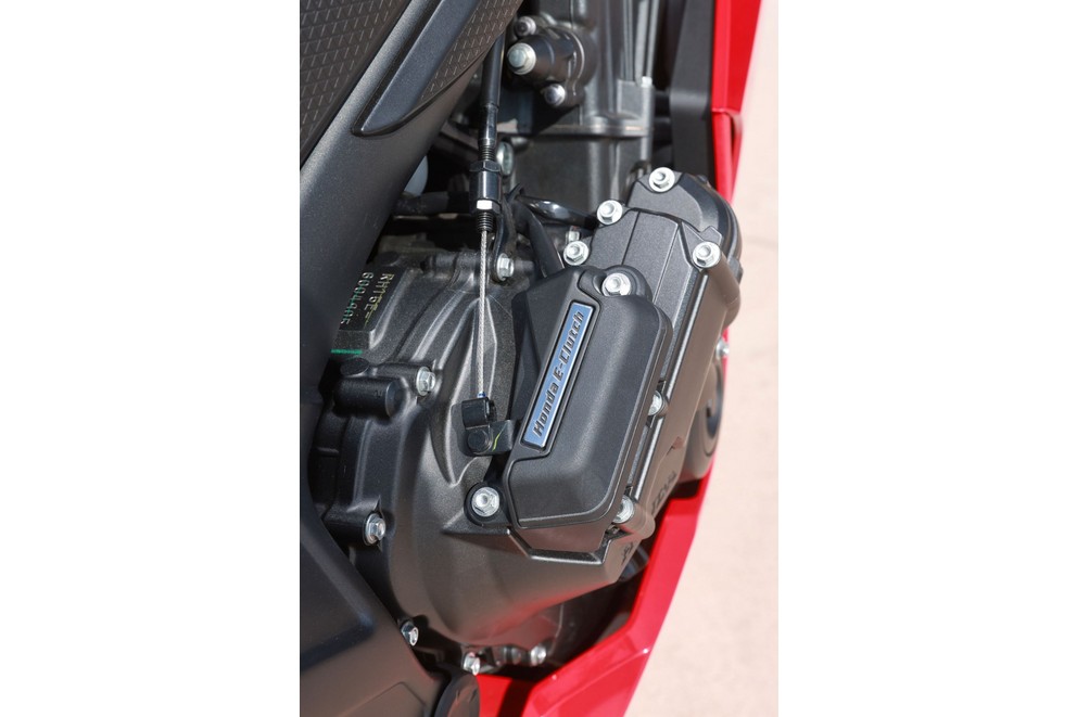 Test elektroničke spojke Honda CBR650R 2024

Honda je nedavno predstavila novi model CBR650R za 2024. godinu, koji uključuje inovativnu elektroničku spojku, poznatu kao E-Clutch. Ova tehnologija omogućuje vozačima glatko i efikasno mijenjanje brzina bez potrebe za ručnim kvačilom, što znatno poboljšava iskustvo vožnje.

E-Clutch sustav automatski regulira pritisak na kvačilo, omogućavajući preciznije i brže mijenjanje brzina. Ovo je posebno korisno pri visokim brzinama ili tijekom agresivne vožnje, gdje tradicionalno kvačilo može biti teško za upravljanje.

Testiranje ovog modela pokazalo je da E-Clutch ne samo da olakšava upravljanje motociklom, već i smanjuje umor vozača, što je izuzetno važno na dugim putovanjima ili u intenzivnim voznim uvjetima. Također, sustav pomaže u smanjenju trošenja mehaničkih dijelova, što može doprinijeti dužem vijeku trajanja motocikla.

Honda CBR650R s elektroničkom spojkom predstavlja značajan korak naprijed u tehnologiji motocikala i sigurno će privući mnoge ljubitelje brzine i tehnologije. Očekuje se da će ovaj model postati popularan izbor među vozačima koji traže visokoučinkovit, ali jednostavan za upravljanje motocikl. - Slika 55