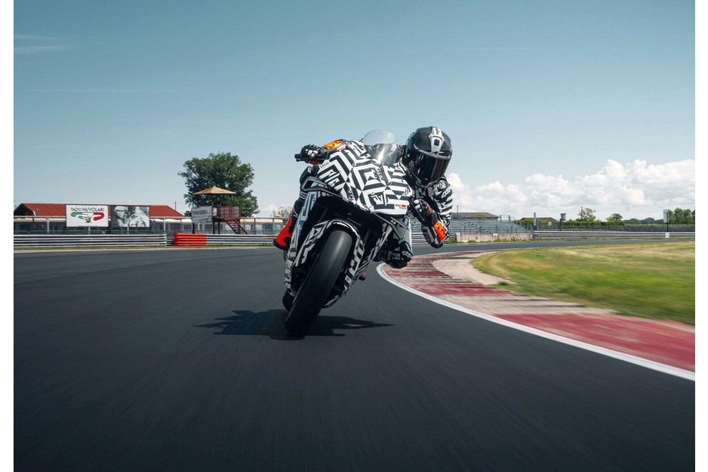 KTM 990 RC R - konečně čistokrevný sportovní motocykl na silnici! - Obrázek 10