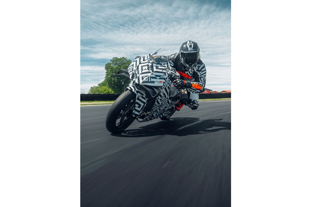 KTM 990 RC R - konečně čistokrevný sportovní motocykl na silnici! - Obrázek 20