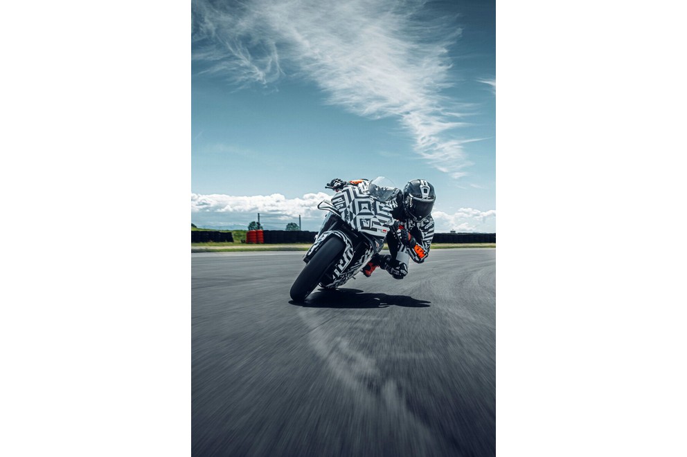 KTM 990 RC R - konečně čistokrevný sportovní motocykl na silnici! - Obrázek 12