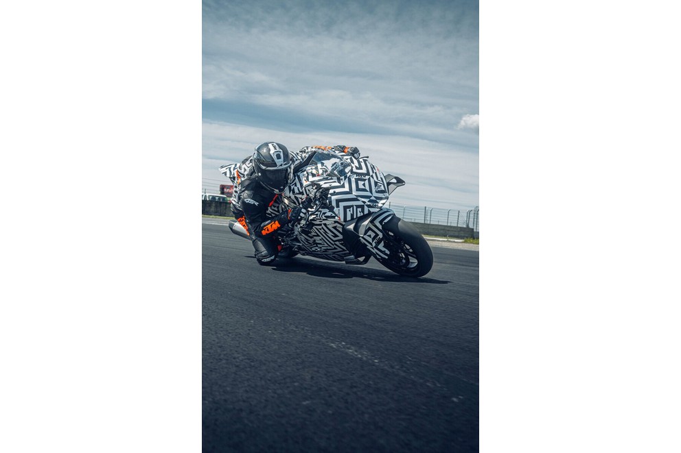 KTM 990 RC R - nihayet yol için safkan spor motosiklet! - Resim 15